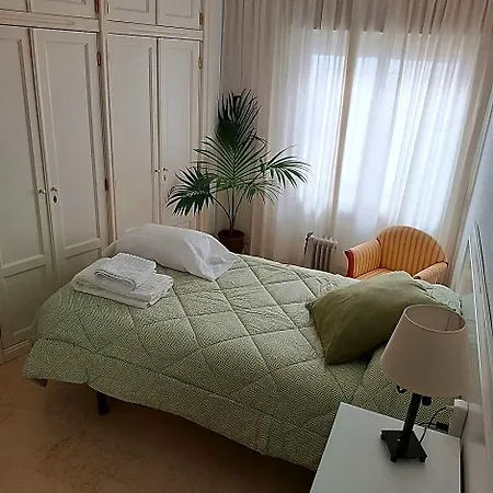 Dormitorio, Sala De Estar Y Bano Privado 3*